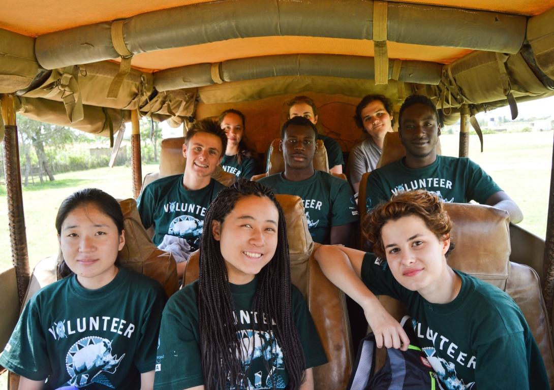 Chantier jeunes écovolontariat au Kenya - groupe de volontaires en safari 